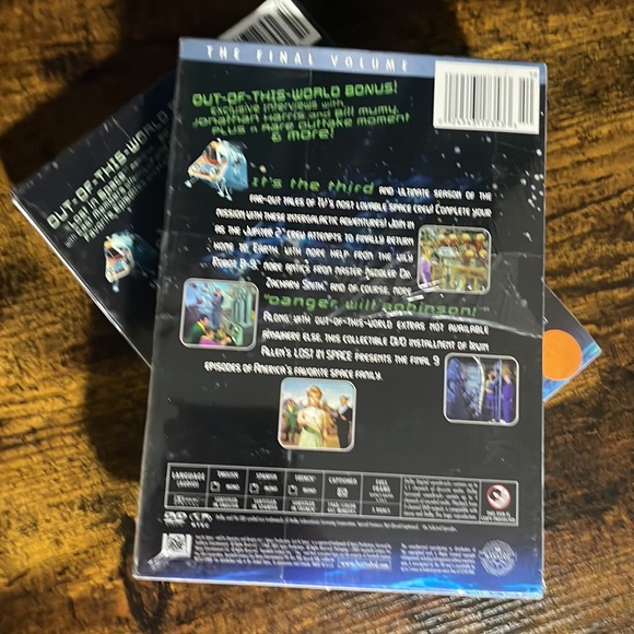 LOST IN SPACE SEASON 3 Volumes 1 & 2 - Picture 6 of 6